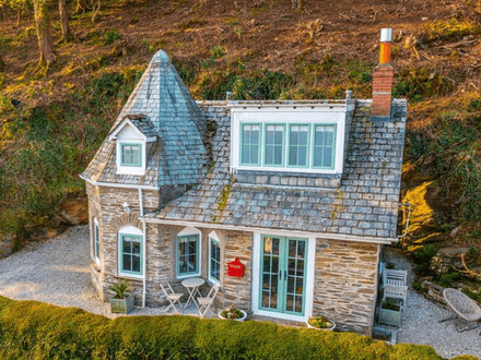 'One of a kind' detached Devon cottage set in 1/3 acre plot with sea views